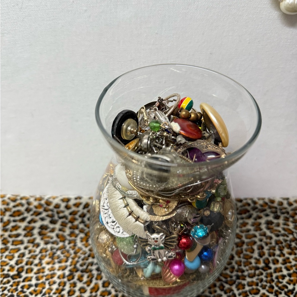 3.6 Lb (including jar/vase ) of unmatched Crafter’s lot of Earrings 👂💎 - Picture 5 of 9